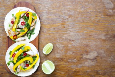 Ekmeği ile ızgara tavuk fileto, taze sebze, kireç ahşap tahta üzerinde. En iyi manzara, yukarıda. Düz yatıyordu. Kopya alanı.