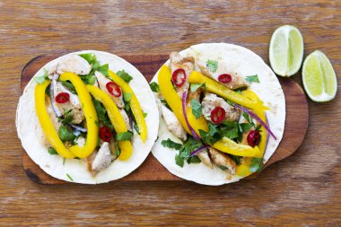 Ekmeği ile ızgara tavuk fileto, taze sebze, kireç ahşap tahta üzerinde. En iyi manzara, yukarıda. Düz yatıyordu. 