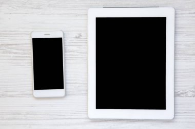 Smartphone ve tablet Beyaz ahşap zemin, üstten görünüm üzerinde boş bir ekran ile