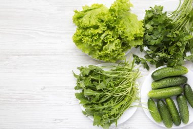 Salata malzemeleri Beyaz ahşap zemin üzerinde detoks. Üstten Görünüm. Yukarıdan. Kopya alanı.