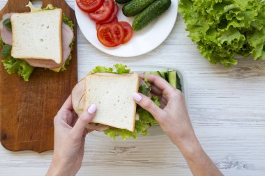 Annem sandviç yemek kutusuna koyar. Üstten Görünüm. Sağlıklı gıda.