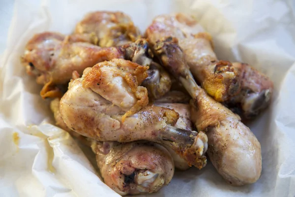 Gebratenes Hühnchen auf Papier, Nahaufnahme — Stockfoto