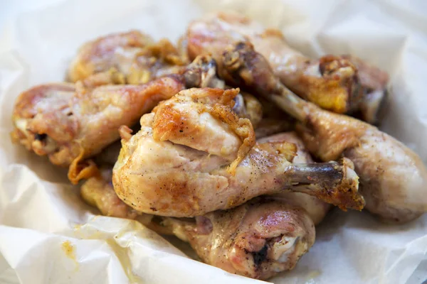 Gebratenes Huhn Drumstick auf Papier, Nahaufnahme — Stockfoto