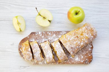 Strudel veya ahşap tahta üzerinde elmalı turta. Üstten Görünüm. Portre. 
