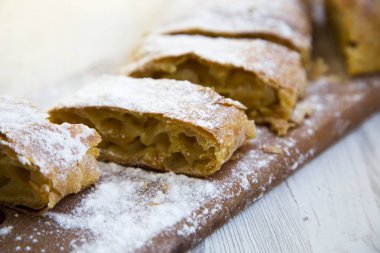 Strudel veya ahşap tahta üzerinde elmalı turta. Portre