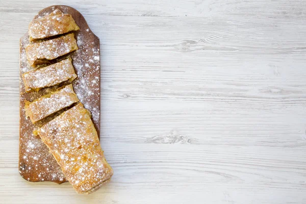 Strudel or apple pie on wooden board. Top view. Copy space. — Stock Photo, Image