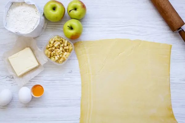 Ingredientes crudos para la preparación de strudel o pastel de manzana, vista superior. Acostado. Copiar espacio . — Foto de Stock