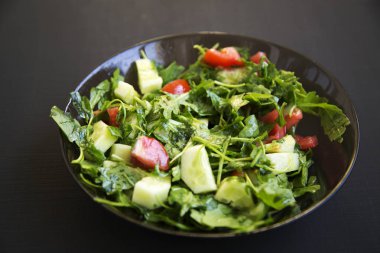 Yaz salatası taze sebze ve yeşillik bir kase. Portre