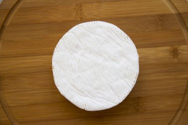 Peynir camembert Bambu tahta üzerinde. Yiyecek şarap için. Yukarıdan, lay düz.