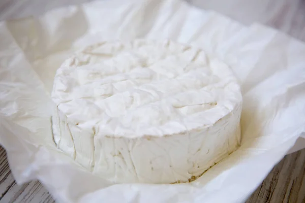 종이에 카망베르 치즈입니다. 와인, 근접 촬영을 위한 음식. — 스톡 사진