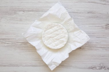 Camembert peyniri. Yiyecek şarap için. Flatlay. Üstten Görünüm.