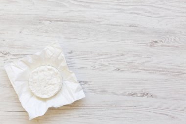 Camembert peyniri. Yiyecek şarap için. Flatlay. Uzay kopyalayın. Üstten Görünüm.