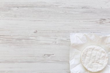 Camembert peyniri. Yiyecek şarap için. Flatlay. Uzay kopyalayın. Üstten Görünüm.