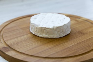 Camembert peyniri veya ahşap tahta üzerinde brie. Yan görünüm.