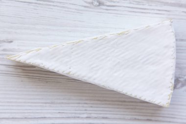 Brie peyniri Beyaz ahşap masa üzerinde. Üstten Görünüm.