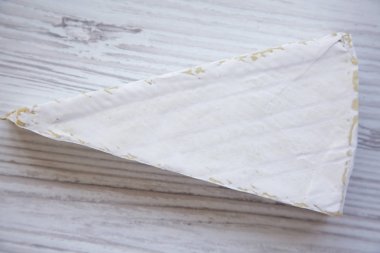 Brie peyniri Beyaz ahşap masa üzerinde. Flatlay.