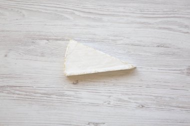 Brie peyniri Beyaz ahşap masa üzerinde. Flatlay.