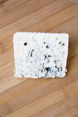 Mavi peynir ahşap tahta üzerinde. Üstten Görünüm. Yukarıdan