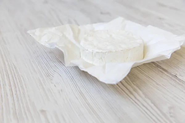 Camembert Kaas Papier Voedsel Voor Wijn Close Zijaanzicht — Stockfoto