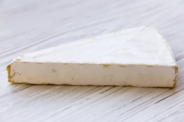 Brie Käse Auf Weißem Holztisch Seitenansicht — Stockfoto