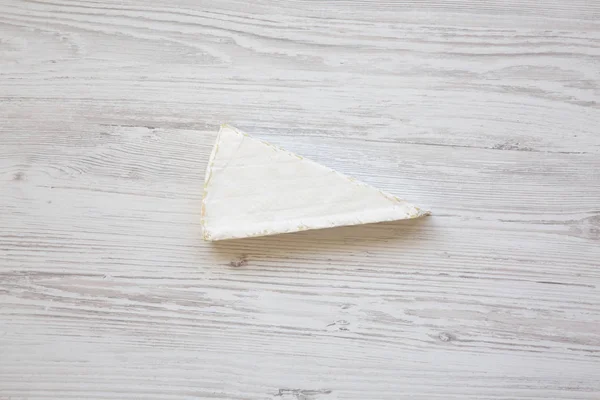 Brie Cheese Sul Tavolo Legno Bianco Flatlay — Foto Stock