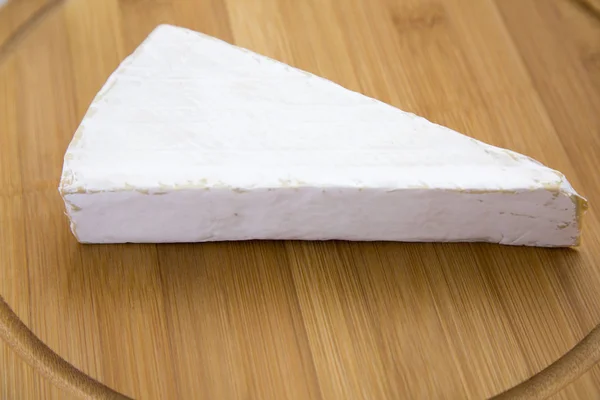 Brie Käse Auf Holzbrett Nahaufnahme — Stockfoto