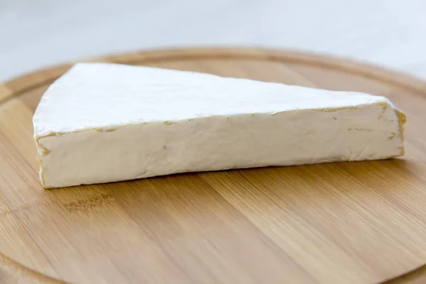 Brie Käse Auf Holzbrett Seitenansicht Nahaufnahme — Stockfoto