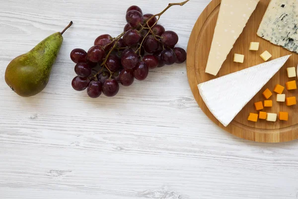 Verkostung Von Käse Mit Früchten Auf Weißem Holzgrund Essen Für — Stockfoto