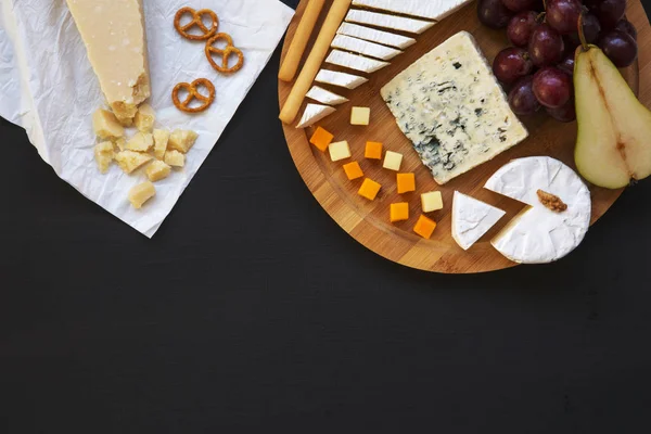 Proeverij Van Verschillende Soorten Kazen Met Vruchten Sticks Zoutjes Walnoten — Stockfoto