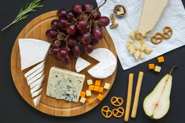Verkostung Von Käse Mit Früchten Brezeln Walnüssen Und Stockbrot Auf — Stockfoto