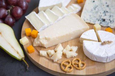 Meyve, simit ve ceviz, yan görünümü ile peynir tatma. Yiyecek şarap. 