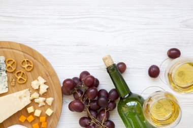 Şarap, üzüm, ceviz ve ahşap arka plan üzerinde simit peynir tatma. Romantik yemek. Yukarıdan. Üstten Görünüm. Düz yatıyordu. Kopya alanı.