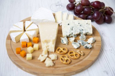 Şarap, üzüm ve ahşap arka plan üzerinde simit peynir tatma. Romantik yemek. Yan görünüm.