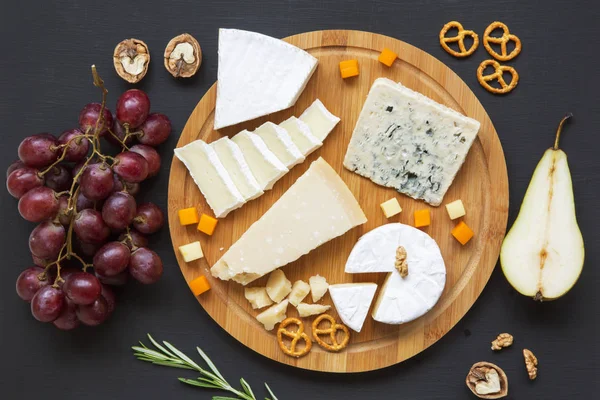 Käseteller Vorhanden Verschiedene Käsesorten Mit Früchten Walnüssen Und Brezeln Essen — Stockfoto