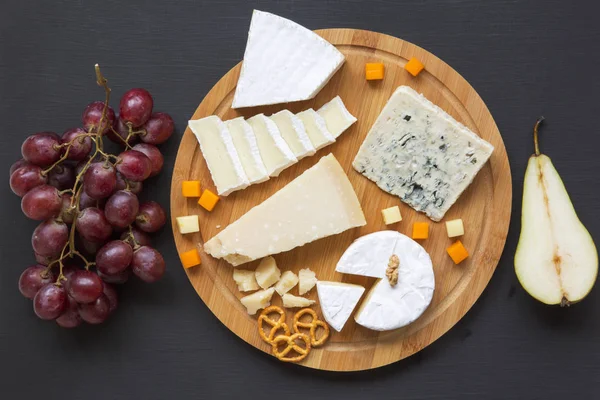 Käseteller Vorhanden Käsesorten Auf Rundem Holzbrett Mit Früchten Walnüssen Und — Stockfoto