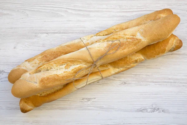 Frisches Baguette Auf Weißem Holzhintergrund Draufsicht — Stockfoto