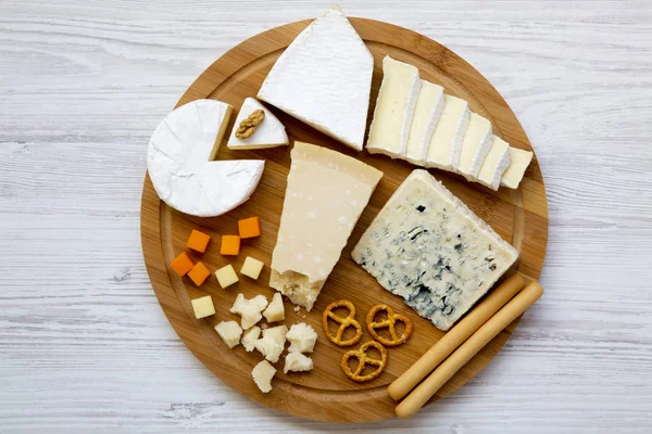 Verkostung Köstlicher Käse Mit Walnüssen Stockbrot Und Brezeln Auf Hölzernem — Stockfoto