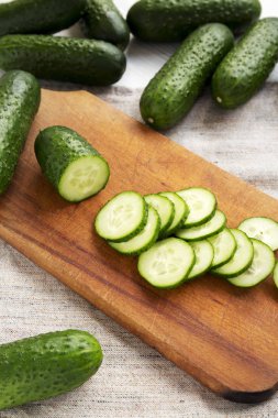 Köy tahtasında taze minik bebek salatalıklar, alçak açı vi