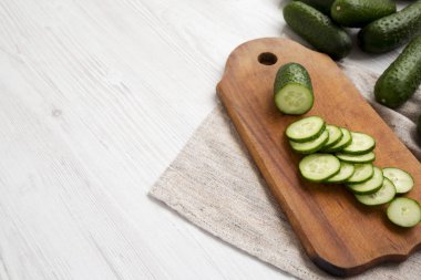 Köy tahtasında taze minik bebek salatalıklar, alçak açı vi