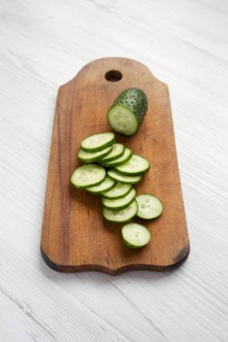 Kırsal bir tahta üzerinde küçük bebek salatalıkları doğradım. 