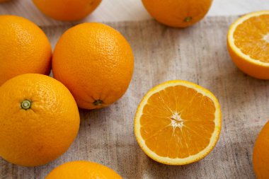 Taze taze organik portakallar kumaşta, düşük açılı. Yakın plan..