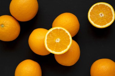 Siyah arka planda taze taze organik portakallar. Düz