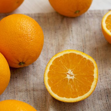 Bez üzerinde organik portakallar, yan görüş. Yakın çekim..