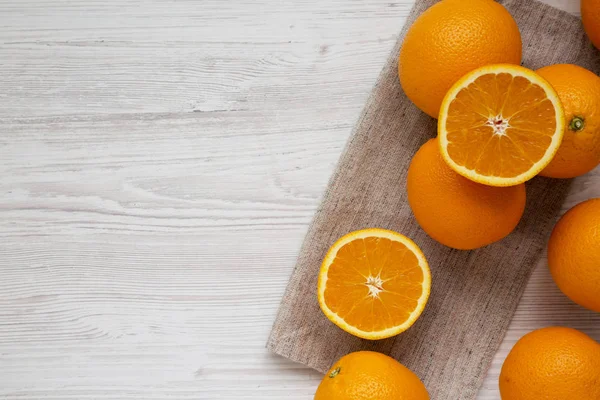 Verse rijpe biologische sinaasappels op een witte houten achtergrond, top vie — Stockfoto