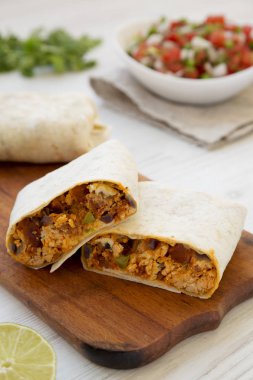 Ev yapımı Chorizo kahvaltı dürümleri. 