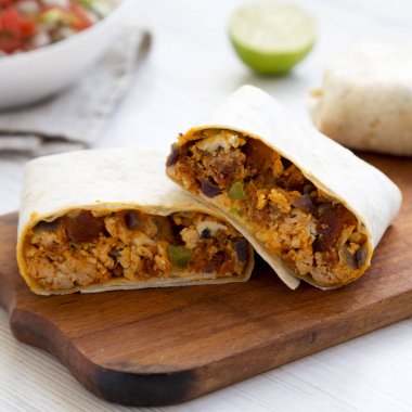 Ev yapımı Chorizo kahvaltı dürümleri. 