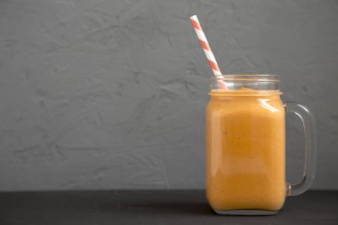 Cam kavanozda ev yapımı balkabağı püresi, yan görüş. Sp Kopyala