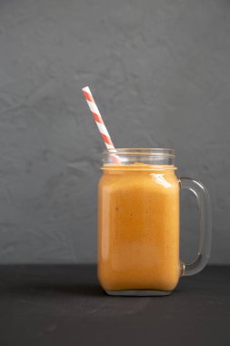 Ev yapımı balkabağı püresiyle dolu cam kavanoz bardağı.. 