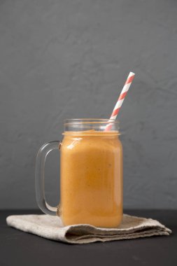 Ev yapımı balkabağı püresiyle dolu cam kavanoz bardağı.. 