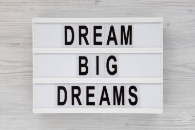 Beyaz tahta üzerinde modern bir tahtanın üzerinde büyük hayaller kur.